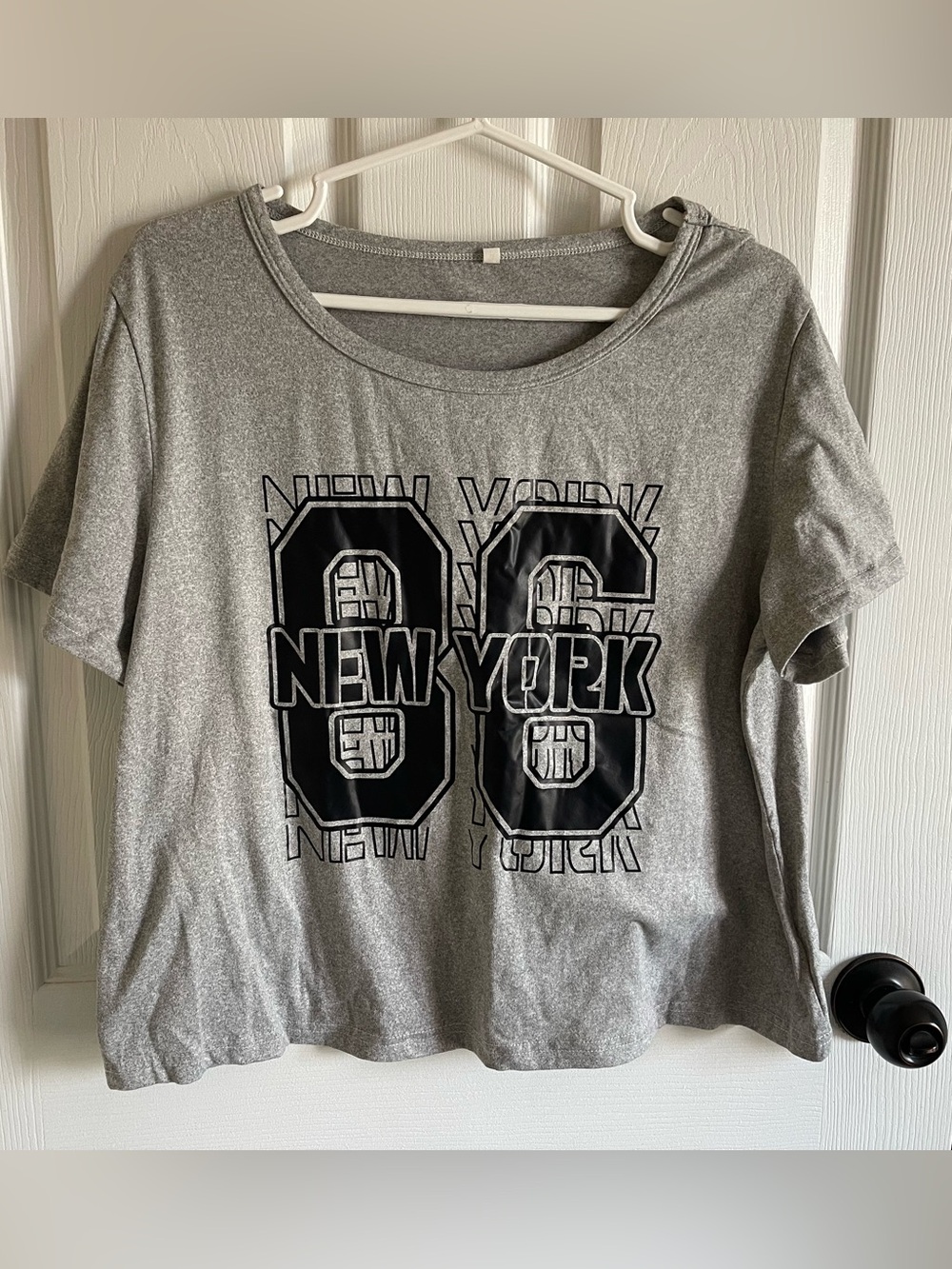 NWOT- Gray "New York 86" Graphic Scoop Neck Women’s Boxy Top